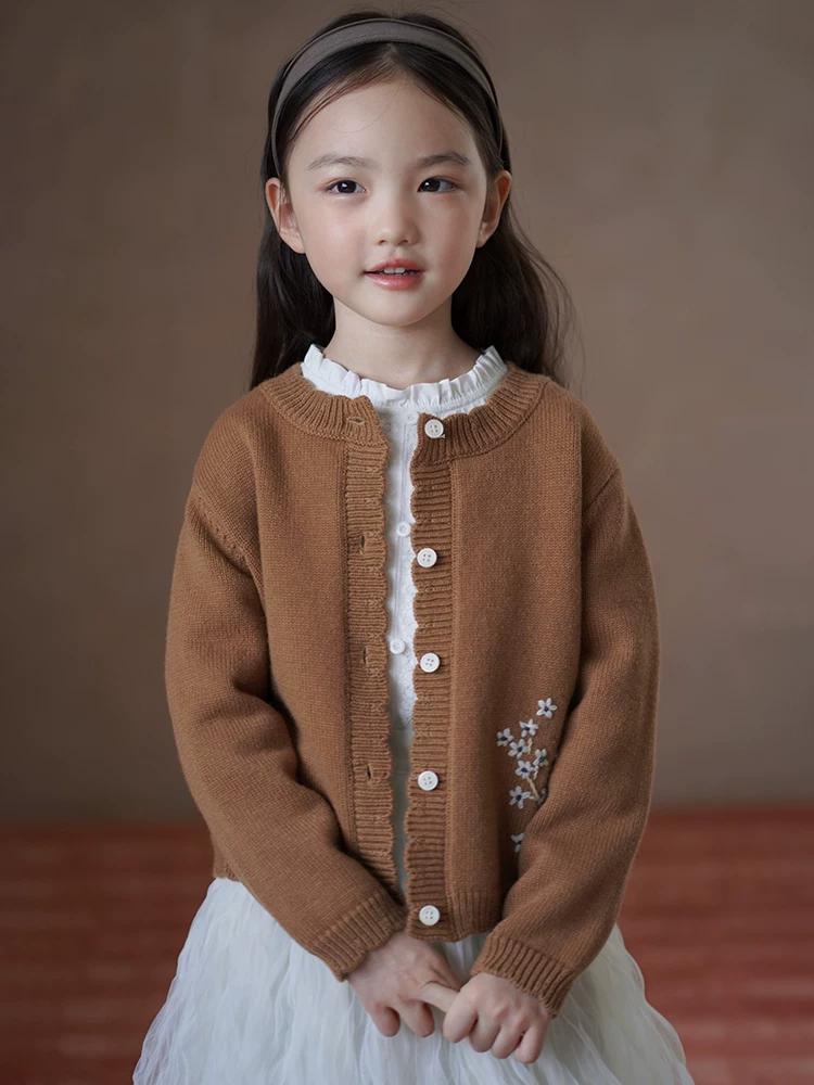 Quần áo trẻ em Hazi Áo len dệt kim trẻ em mùa thu đông Áo len màu nâu Áo len móc hoa thủ công Áo len len cho bé gái Quần áo mùa thu cho bé gái Phong cách mới