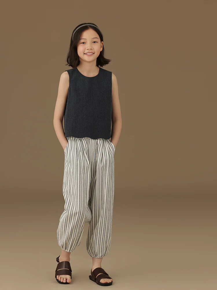Bộ đồ hai mảnh sọc cho bé gái gồm áo vest và quần dài, kiểu dáng rộng rãi thoải mái, trang phục mùa hè bằng cotton thời trang.