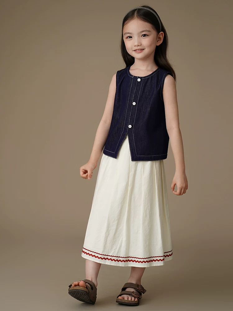 Bộ quần áo mùa hè cho trẻ em: áo vest mát mẻ và quần short denim giản dị cho bé gái, đơn giản và sành điệu.