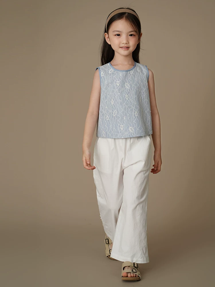 Bộ quần áo mùa hè cho bé gái: quần dài denim rộng rãi và áo ba lỗ cho trẻ lớn, chất liệu mỏng nhẹ mặc mùa hè.