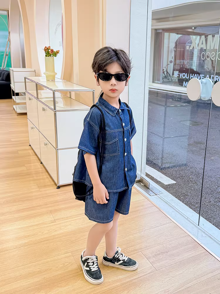 Bộ đồ denim hè cho bé trai 2025, thời trang trẻ em mới, áo sơ mi ngắn tay cá tính, bộ hai mảnh mỏng đẹp cho bé