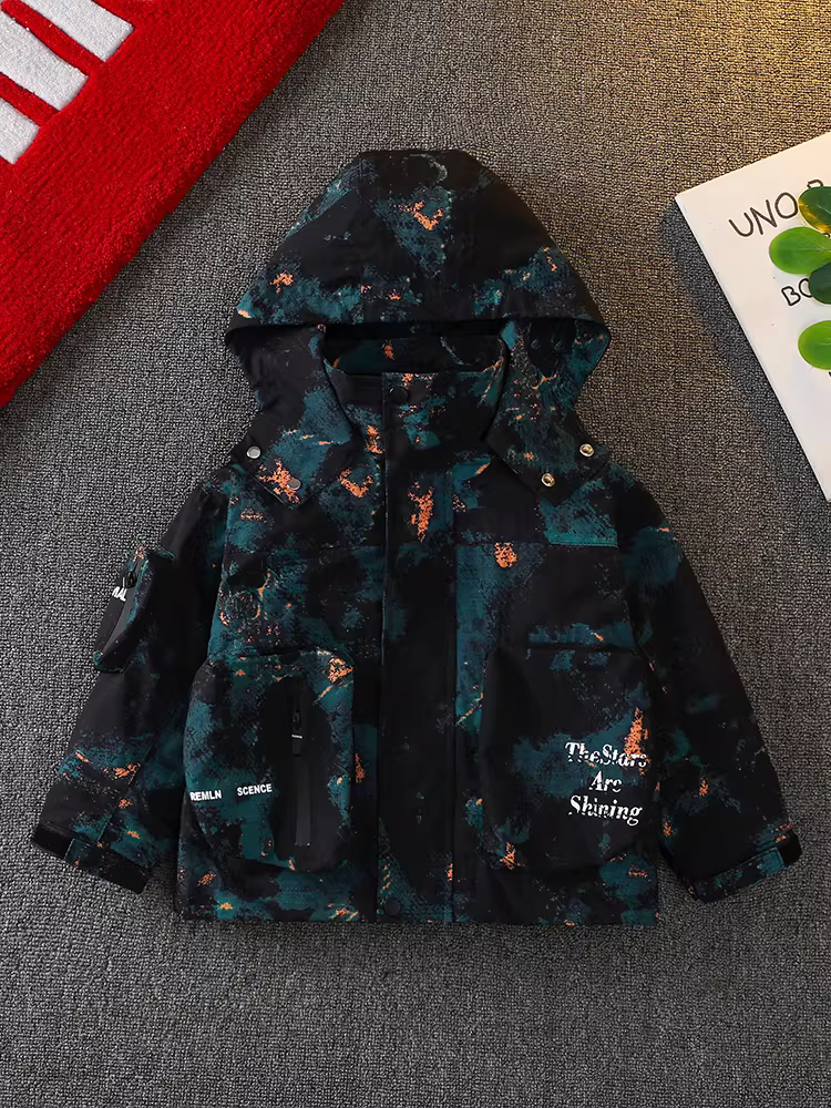 Áo khoác bé trai cho mùa xuân và mùa thu, có mũ trùm đầu ngụy trang, mẫu mới hợp thời trang và sành điệu năm 2025, áo gió rộng rãi cho trẻ nhỏ, thương hiệu thời thượng.