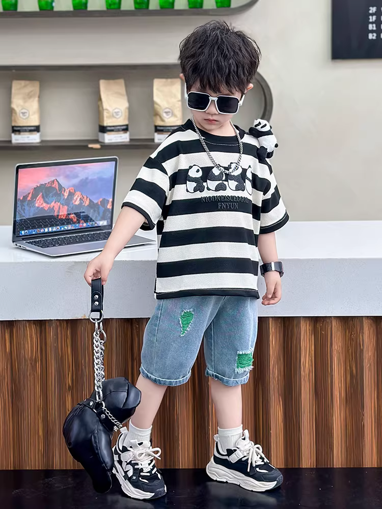 Trang phục mùa hè cho bé trai 2025 kiểu mới, quần áo bé trai cá tính, áo thun sọc ngắn tay, thời trang hè trẻ em, phong cách đường phố hợp xu hướng