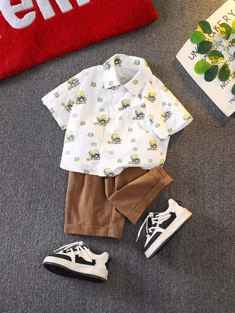 Bộ đồ hè bé trai kiểu mới 2025, tay ngắn, mát mẻ và lịch lãm, họa tiết hoạt hình thời trang.