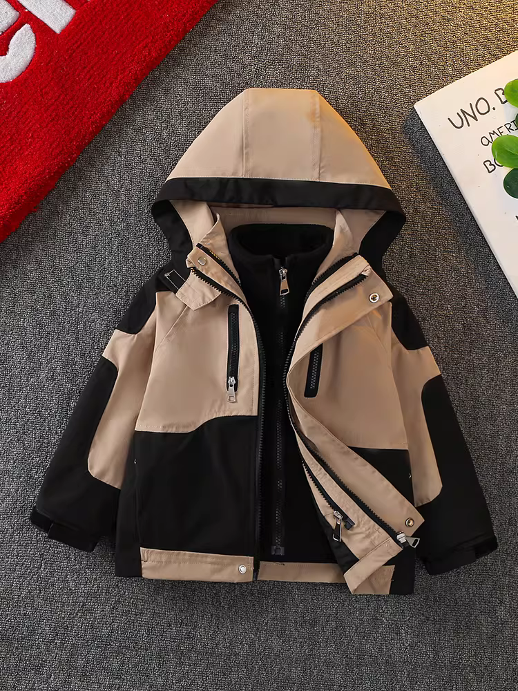 Áo khoác mùa thu cho trẻ em, áo gió cho bé trai, áo khoác có mũ trùm đầu ba trong một màu sắc phối hợp cho bé trai, quần áo mát mẻ và sành điệu cho trẻ em.