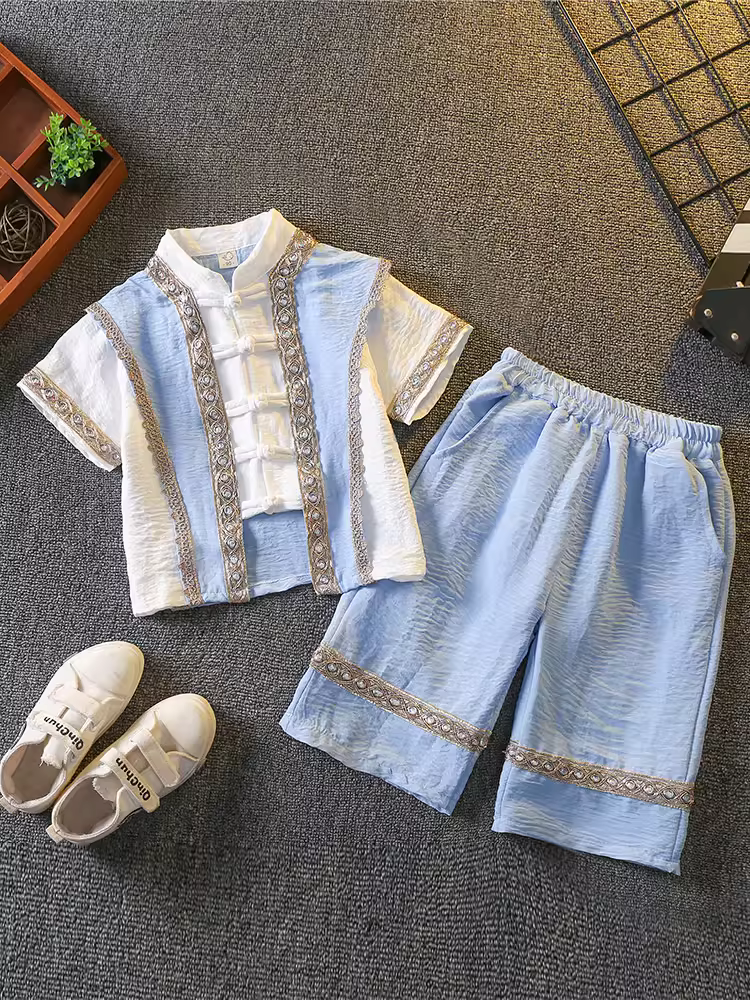 Trang phục biểu diễn của trẻ em cho ngày 1 tháng 6: trang phục cổ xưa kiểu Trung Quốc Hanfu dành cho bé trai, trang phục mùa hè kiểu Đường dành cho bé gái, trang phục biểu diễn dân tộc truyền thống.