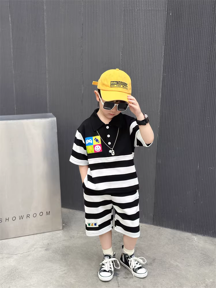 Bộ đồ polo ngắn tay mùa hè cho bé trai 2025 kiểu dáng mới thời trang và lịch lãm, quần ống rộng kẻ sọc trẻ trung năng động