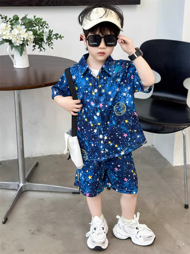 Bộ đồ hè mỏng cho bé trai 2025, áo sơ mi ngắn tay in họa tiết vũ trụ, bộ hai mảnh thời trang, kiểu dáng hợp xu hướng