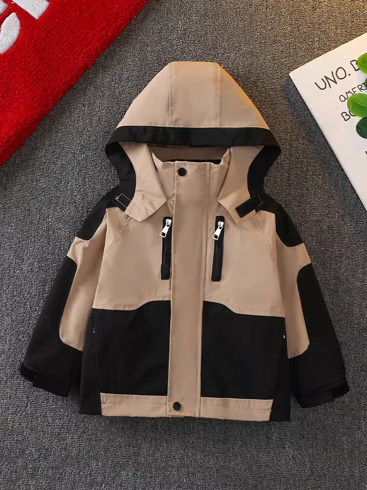 Áo khoác mùa thu cho trẻ em, áo gió cho bé trai, áo khoác có mũ trùm đầu ba trong một màu sắc phối hợp cho bé trai, quần áo mát mẻ và sành điệu cho trẻ em.