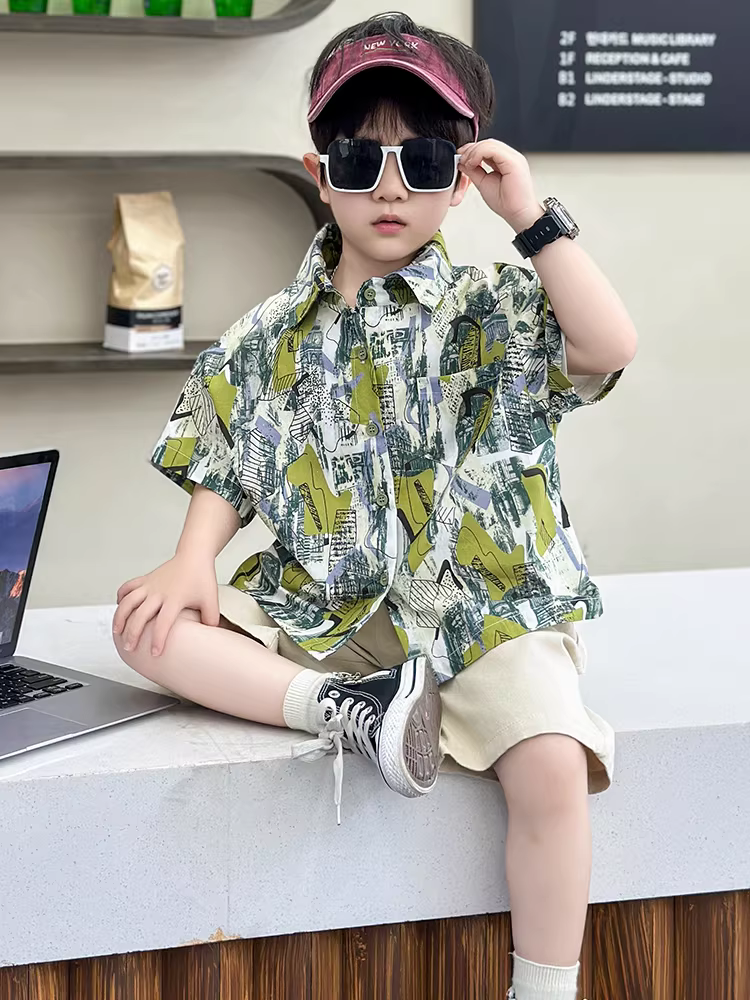 Trang phục hè thời thượng cho bé trai 2025, áo sơ mi ngắn tay phong cách Hồng Kông mới lạ, sành điệu