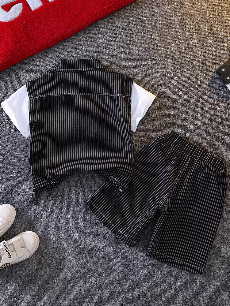 Bộ trang phục mùa hè cho bé trai, thời trang mới năm 2025, quần áo mùa hè hợp xu hướng cho bé trai, bộ hai mảnh giả hai lớp tay ngắn sọc thời trang