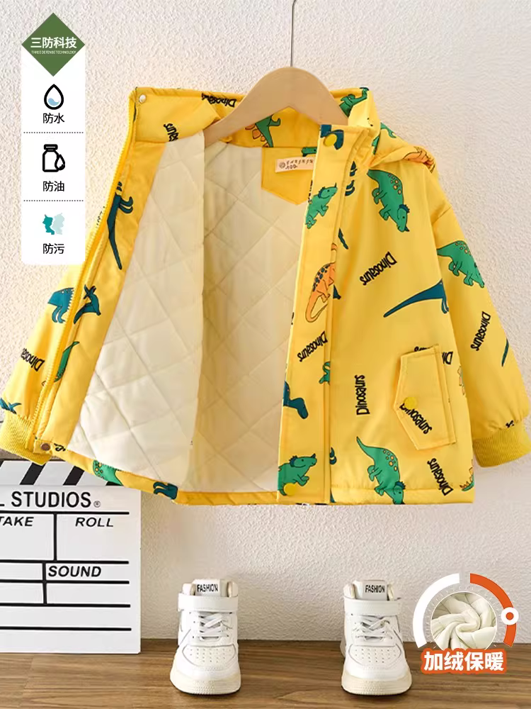 Áo khoác lót lông cừu ba lớp chống thấm cho bé trai, áo khoác mùa đông cotton mới năm 2025 cho trẻ em, quần áo cotton dày dặn, trang phục mùa đông thời trang có mũ trùm đầu, quần áo trẻ em.