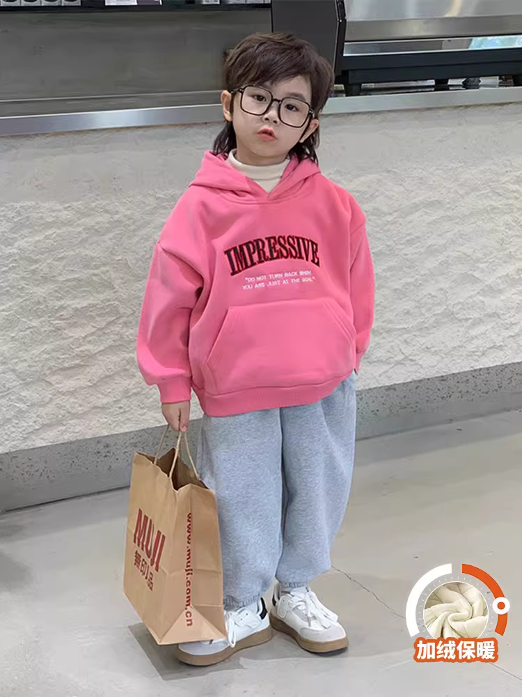 Áo nỉ bé trai mùa thu đông 2025, lớp lót có mũ mới, áo giữ ấm dày dặn tích hợp thời trang, kiểu dáng năng động.