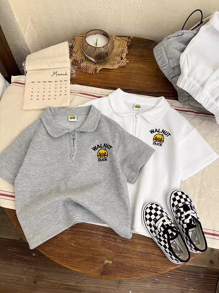 Trang phục mùa hè cho bé trai 2025, quần áo ngắn tay thời trang và sành điệu cho trẻ sơ sinh, áo POLO mùa hè mát mẻ, quần áo trẻ em hợp xu hướng