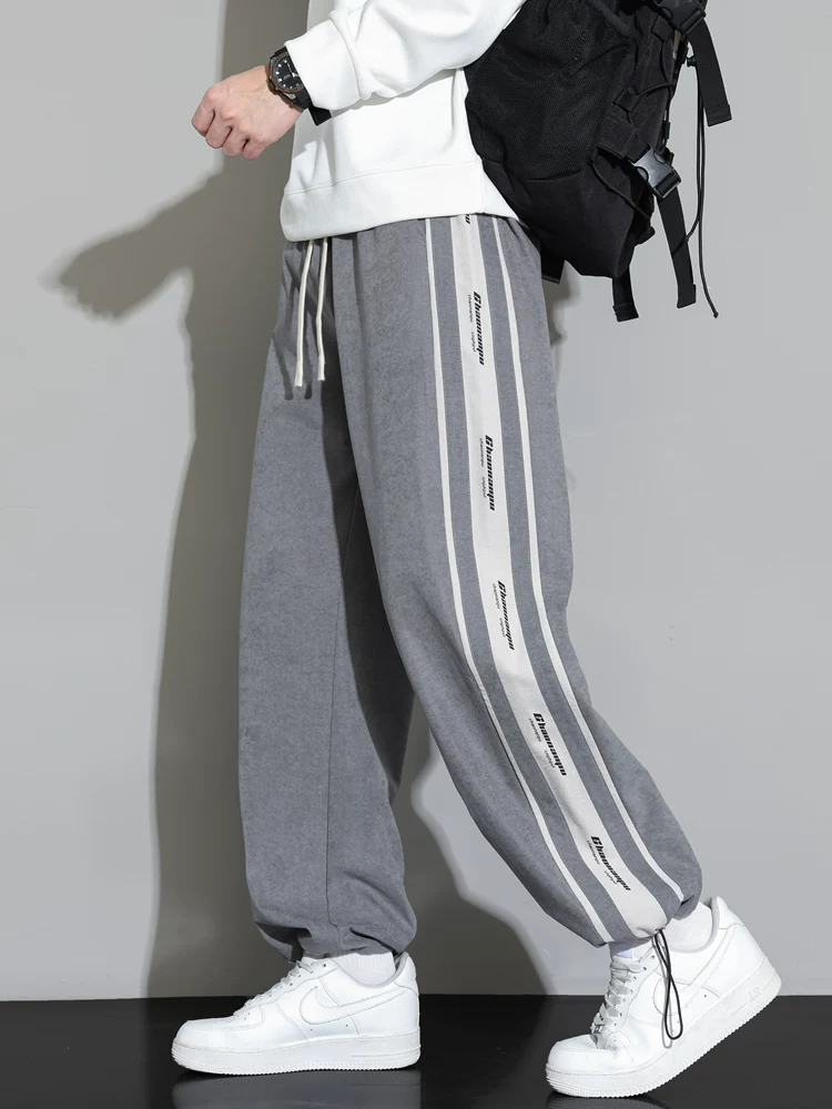 Quần jogger sọc thẳng kiểu Mỹ thời thượng của Jeanswest dành cho nam, mùa xuân thu, cảm giác cao cấp, dáng suông, rộng rãi, quần dài đa năng.