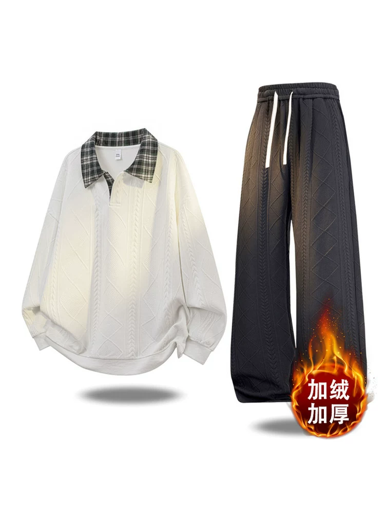 Bộ quần áo nam Jeanswest gồm áo sweatshirt cổ trụ và quần ống thẳng, chất liệu nỉ, dành cho mùa thu đông.