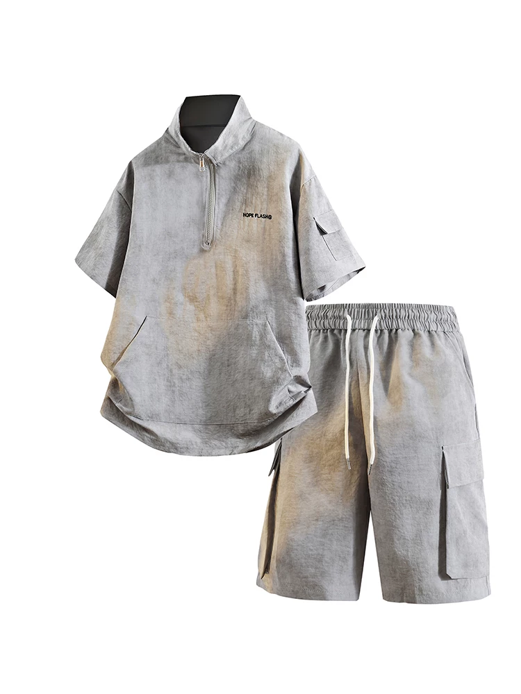 Bộ áo thun nam cổ đứng, nửa khóa kéo, họa tiết tie-dye phong cách Mỹ của Jeanswest, bộ hai món cao cấp, rộng rãi, thoải mái mùa hè.