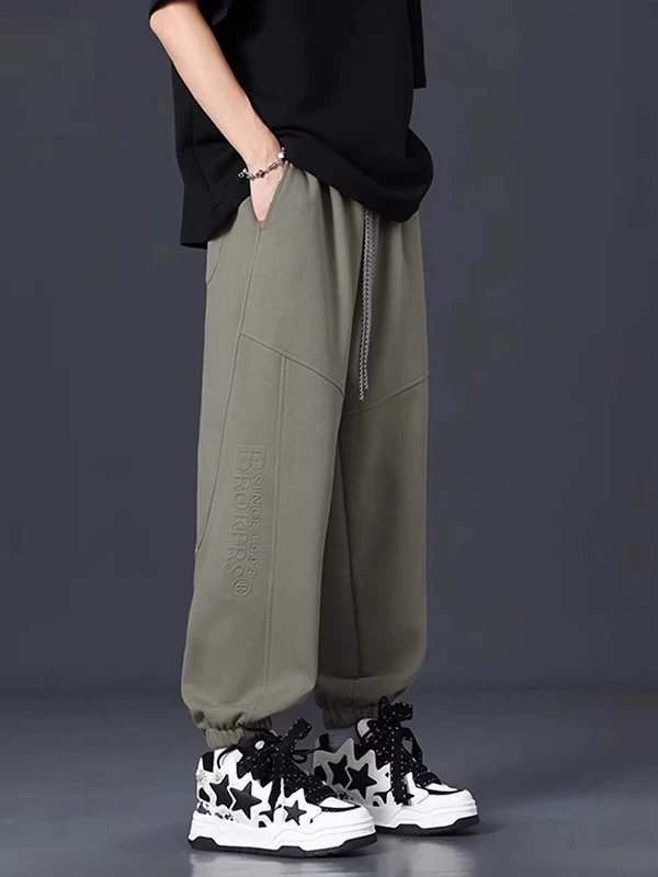 Quần thể thao dáng rộng in chữ màu trơn của Jeanswest dành cho nam, quần dài thể thao đa năng lót lông cừu mùa thu đông.
