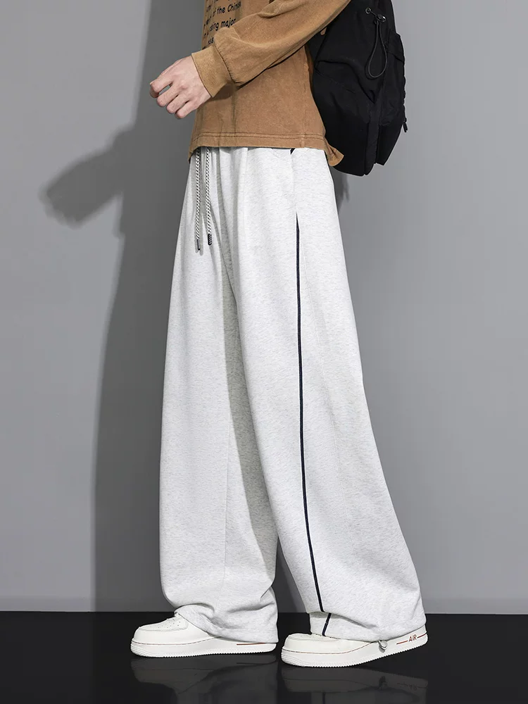 Quần dài nam Jeanswest chất liệu dày dặn, dáng suông rộng rãi, phong cách thường ngày, xu hướng xuân thu, thương hiệu cao cấp, có dây rút, phối màu nổi bật.