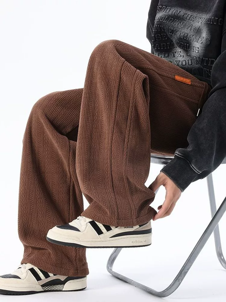 Quần dài nam Jeanswest cao cấp, chất liệu dày dặn, lót lông cừu, kiểu dáng rộng rãi, thẳng, phong cách thường ngày, thích hợp cho mùa thu đông.