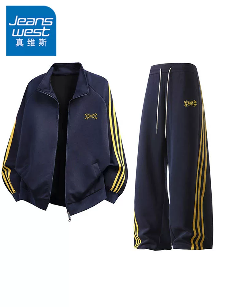 Bộ quần áo thể thao nam Jeanswest gồm áo khoác sọc và quần ống đứng, chất liệu thoải mái, đa năng, thích hợp cho mùa xuân và mùa thu.