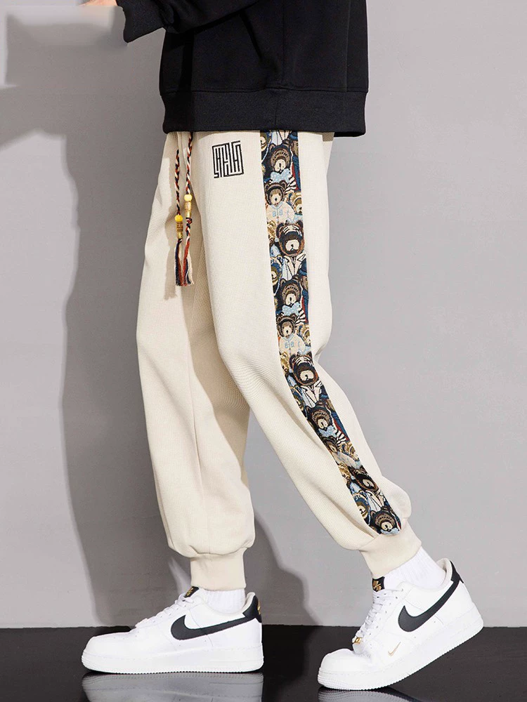 Quần jogger thể thao nam Jeanswest theo xu hướng quốc gia, kiểu mới xuân thu 2026, quần ống đứng size lớn phong cách Mỹ cao cấp.