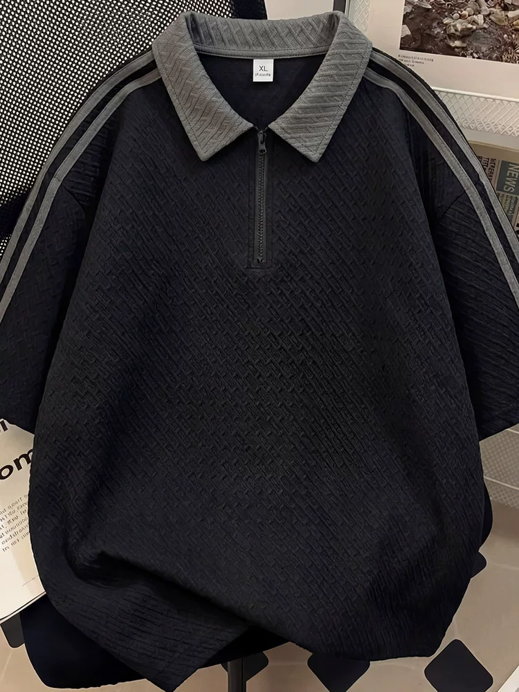 Áo thun nam Jeanswest chất liệu jacquard phối màu sọc, cổ nửa khóa kéo, mùa hè, dáng rộng, thoáng khí, cao cấp, thân thiện với da, tay ngắn.