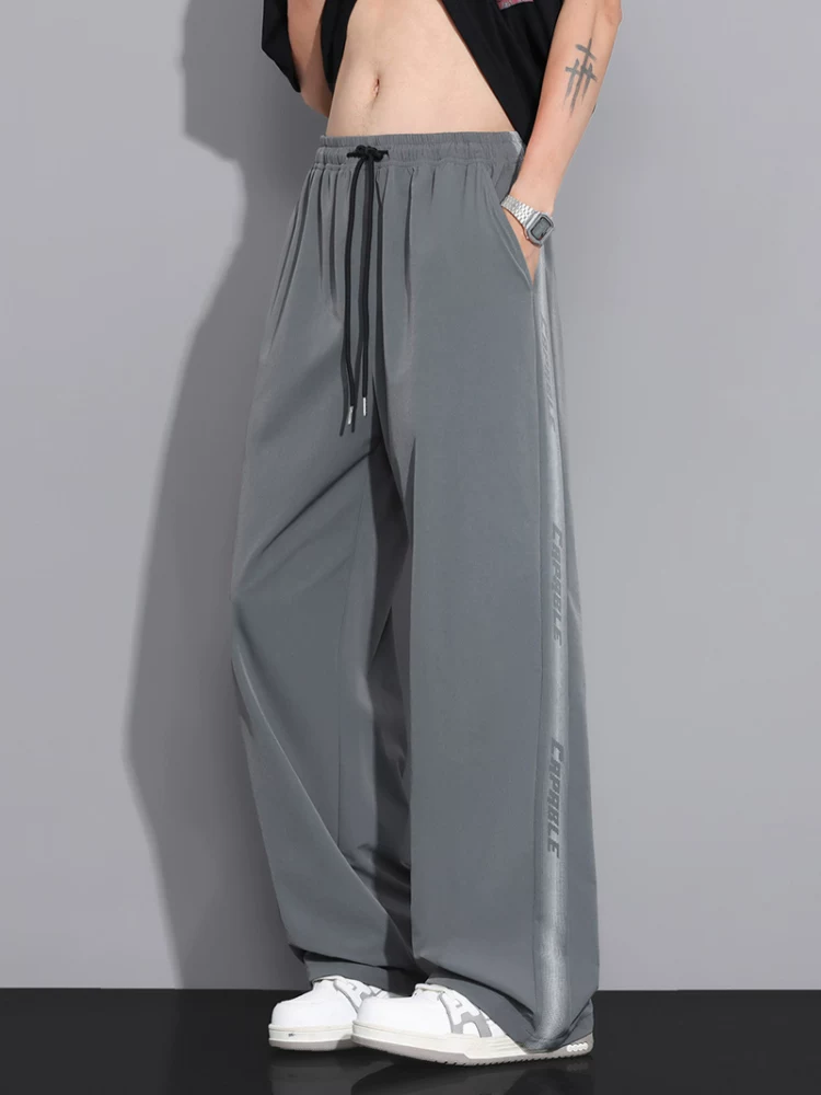 Quần dài nam Jeanswest chất liệu lụa băng mỏng, kiểu dáng casual, phong cách Mỹ, ống rộng, suông, thời trang, dài, chất liệu mềm mại.