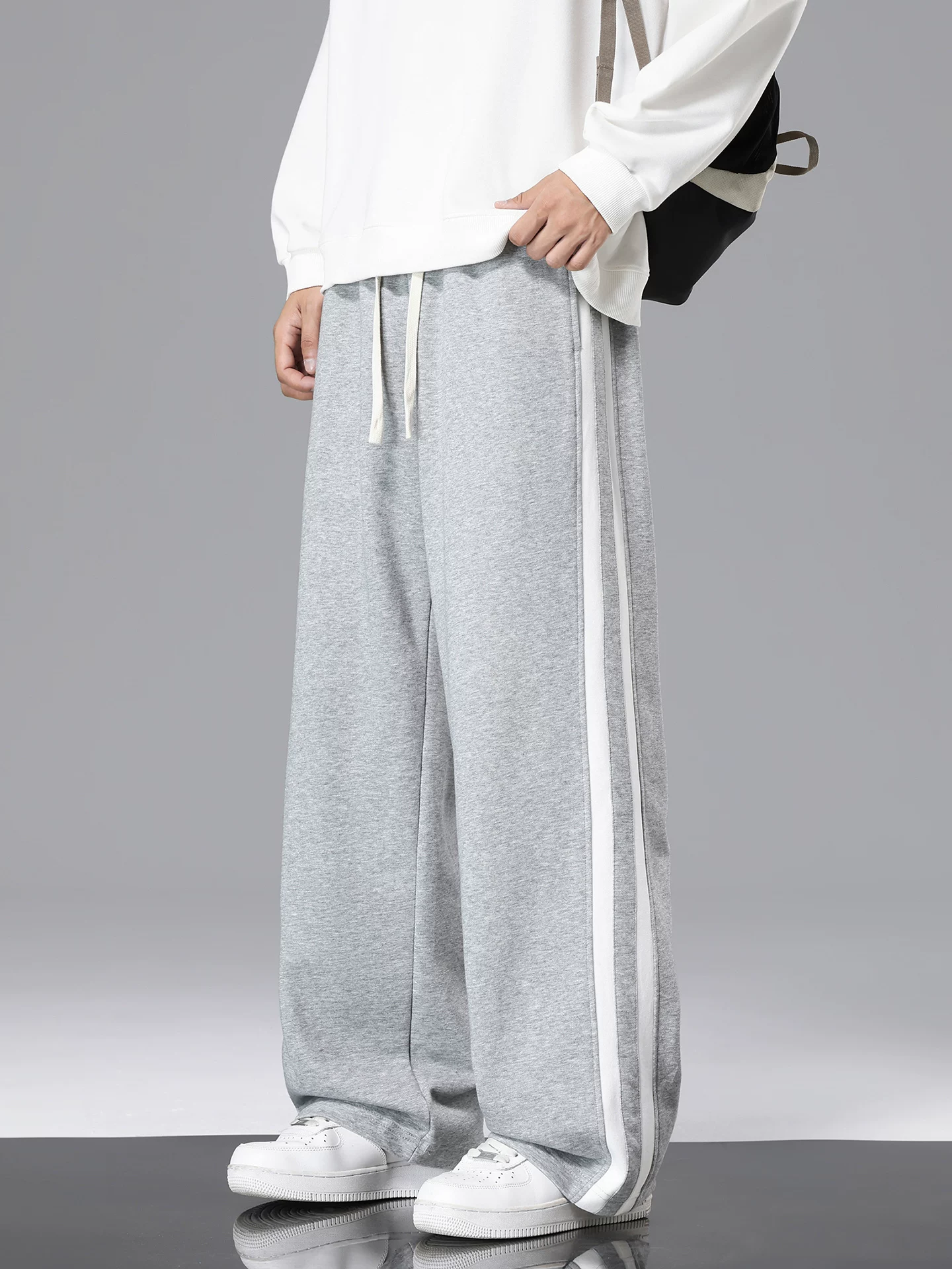 Quần dài nam Jeanswest 2026 kiểu dáng mới, sọc kẻ, ống thẳng, chất liệu thoải mái, thích hợp cho mùa xuân thu, đa năng, phong cách thể thao.