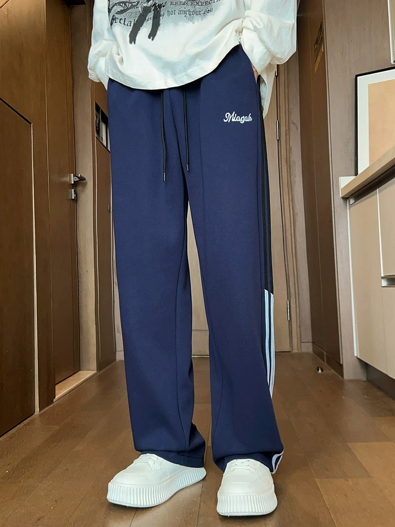 Quần thể thao ống đứng ba sọc phối màu kiểu Mỹ của Jeanswest dành cho nam, mùa xuân thu, quần dài ống rộng dáng rộng mang lại cảm giác cao cấp.
