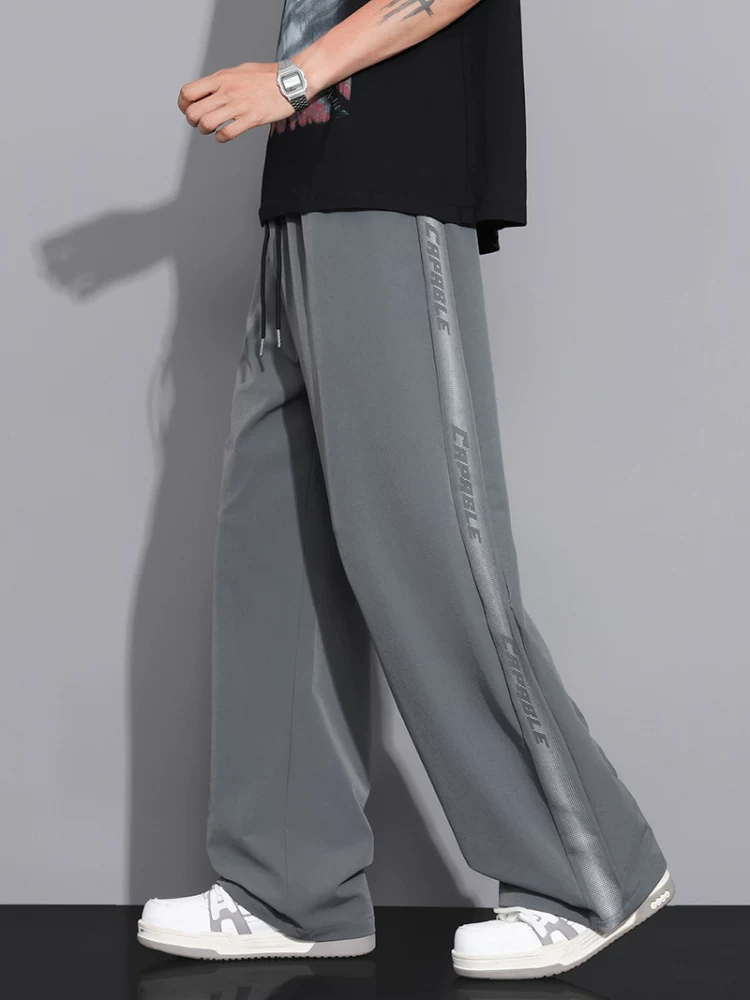 Quần dài nam Jeanswest chất liệu lụa băng mỏng, kiểu dáng casual, phong cách Mỹ, ống rộng, suông, thời trang, dài, chất liệu mềm mại.