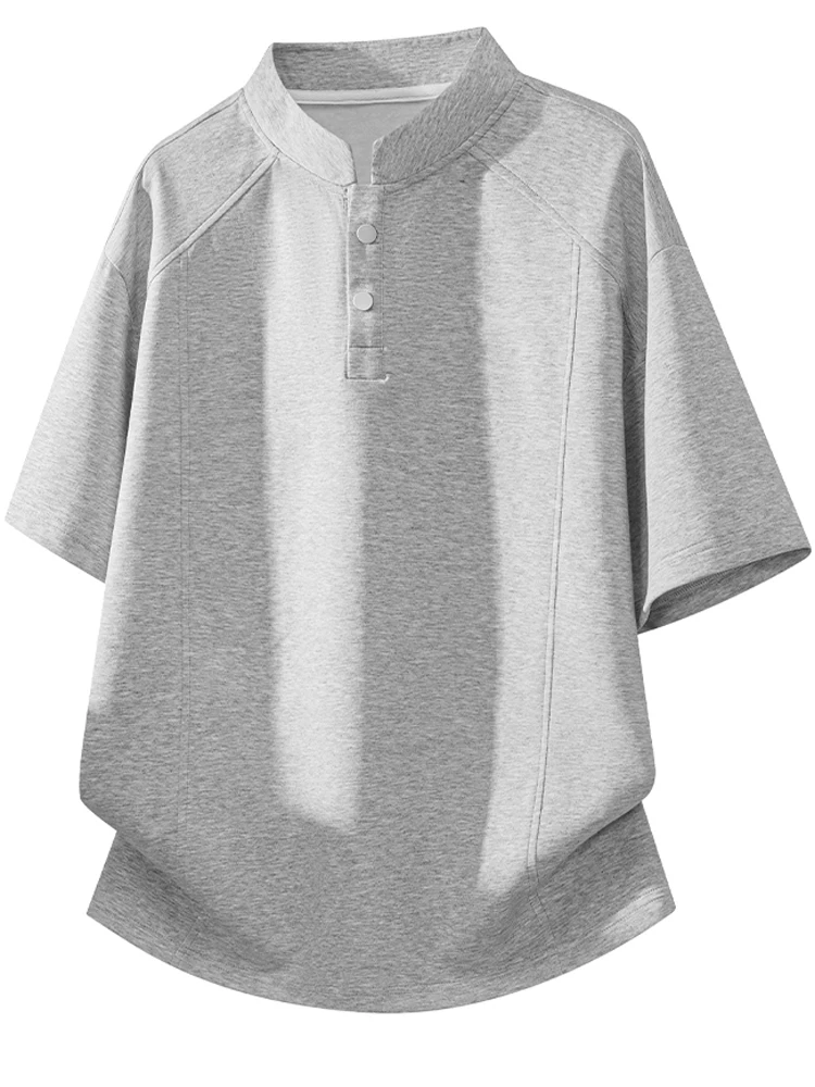 Áo thun nam cổ Henley kiểu Mỹ của Jeanswest, màu trơn, mẫu mới hè 2026, chất liệu cao cấp, tay ngắn rộng rãi và thoáng khí.