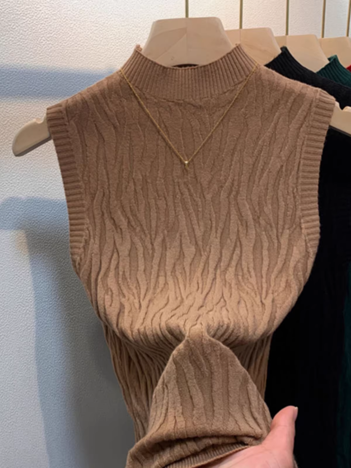 Hàng thanh lý quần áo nữ châu Âu, có mác cắt, áo kiểu dáng độc đáo cổ nửa cao không tay, áo len dệt kim thanh lịch.