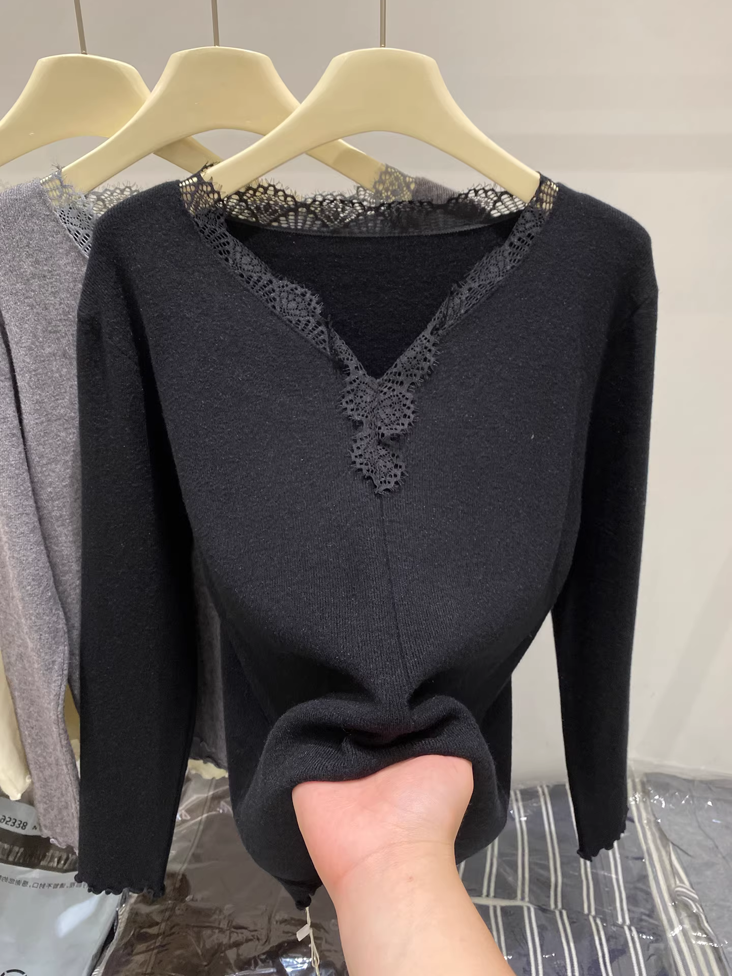 Quần áo nữ giảm giá có nhãn hiệu, phối ren, cổ chữ V, áo dệt kim dài tay, đồ mặc trong mùa thu đông, áo ôm dáng thời trang.