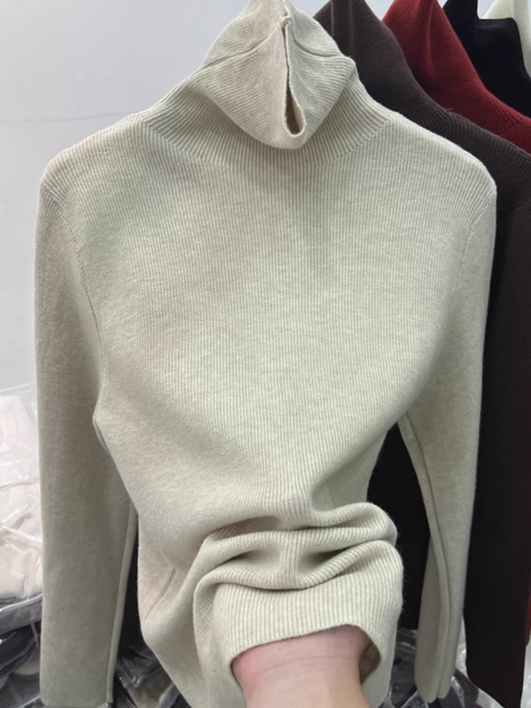 Quần áo nữ giảm giá, áo len cổ cao không nhãn mác, kiểu dáng thu đông mới, áo len ôm dáng, thời thượng.