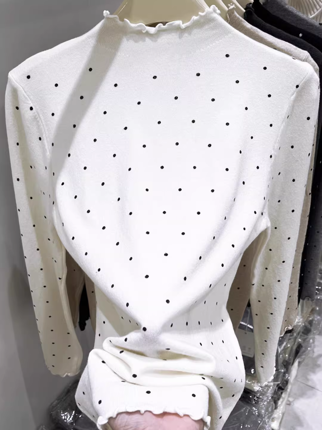 Quần áo nữ giảm giá có nhãn hiệu, áo thun dệt kim dài tay chấm bi xếp ly, áo kiểu dáng độc đáo giúp thon gọn, hợp thời trang.