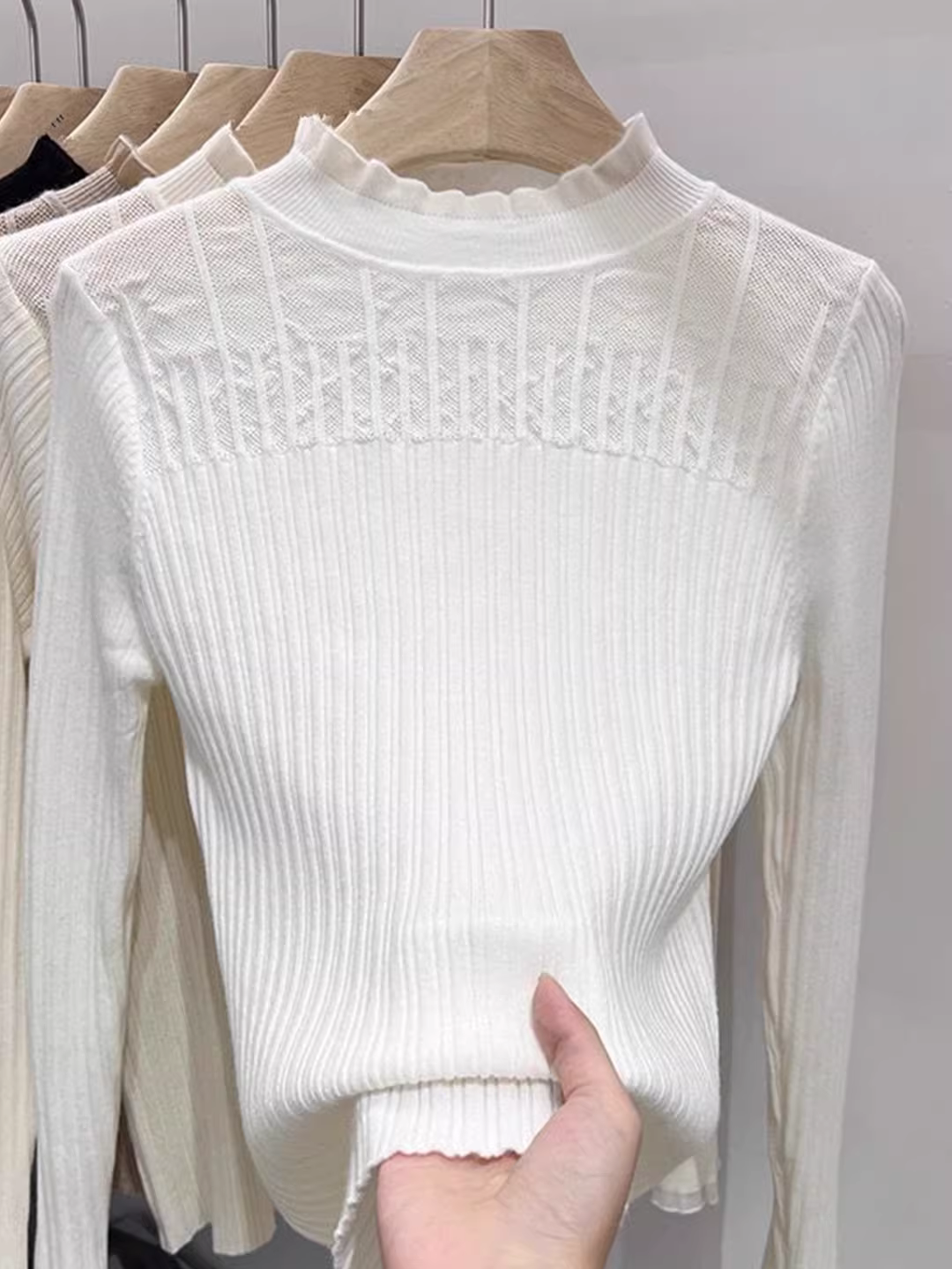 Hàng thanh lý: Hàng xuất dư, cắt mác, viền xếp ly, áo len dệt kim cổ nửa cao phối ren dành cho nữ, lớp trong mùa thu đông, áo màu trơn.