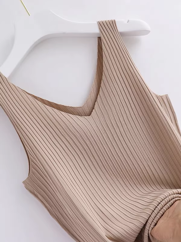 Hàng thanh lý quần áo nữ mùa hè kiểu Âu, áo len không nhãn mác, áo thun ôm sát cổ V không tay, kiểu dáng thời trang.