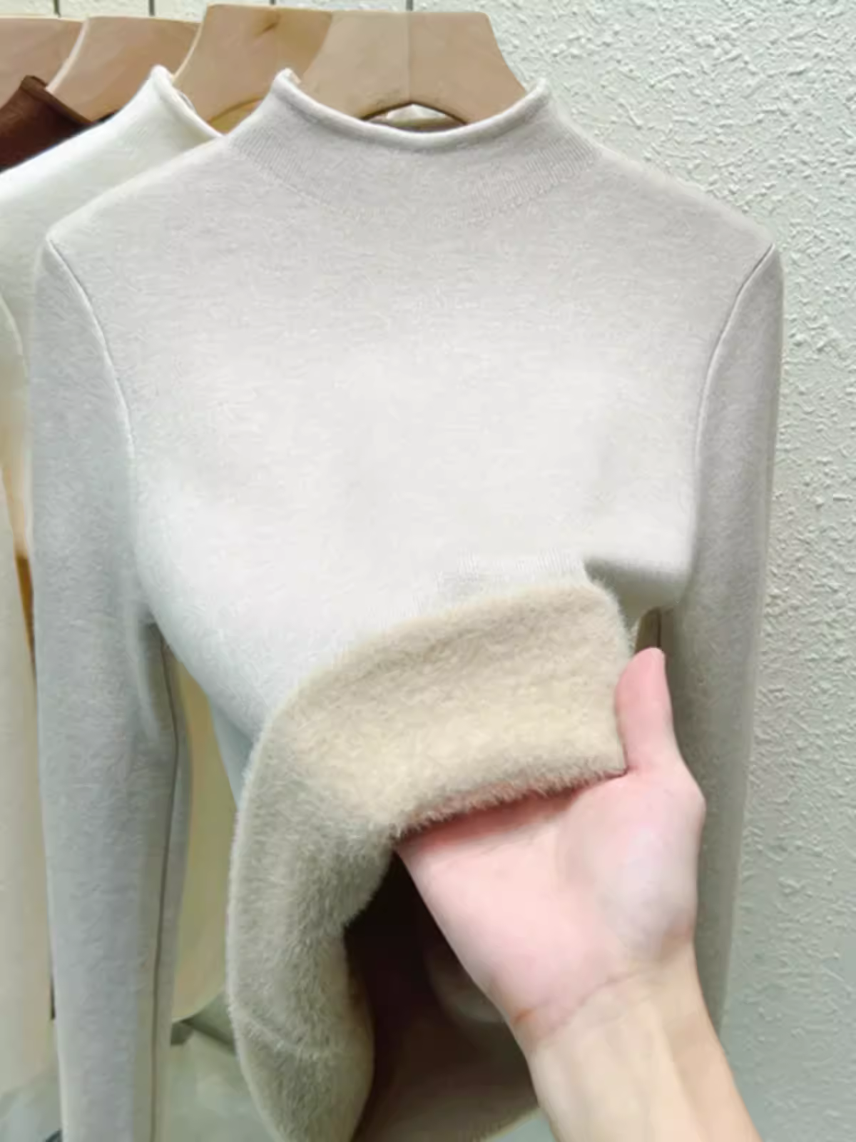 Giảm giá hàng thanh lý quần áo nữ châu Âu, áo len dệt kim cổ cao nửa cổ giảm giá, có lớp lông cừu tích hợp, áo dày dặn mùa thu đông, lớp lót thời trang.