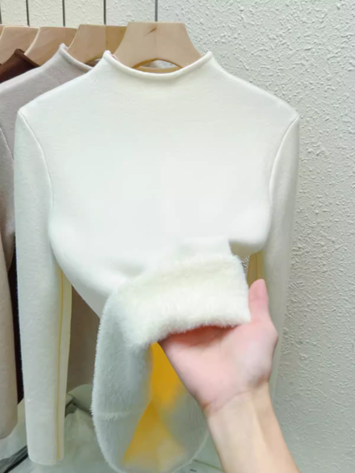 Giảm giá hàng thanh lý quần áo nữ châu Âu, áo len dệt kim cổ cao nửa cổ giảm giá, có lớp lông cừu tích hợp, áo dày dặn mùa thu đông, lớp lót thời trang.