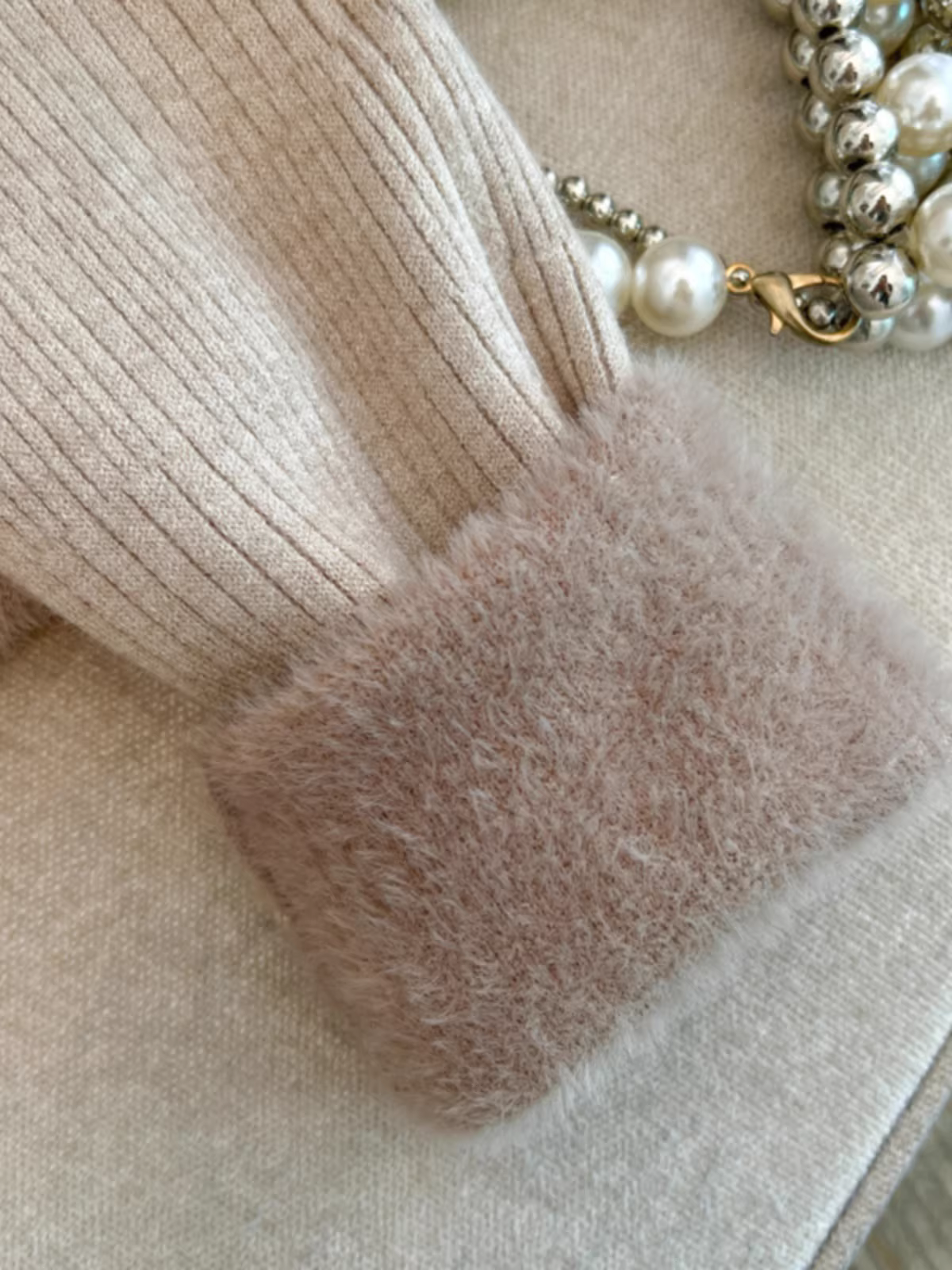 Giảm giá quần áo nữ châu Âu, áo thun cổ cao lót lông cừu dày dặn, áo kiểu dáng thời trang thu đông.