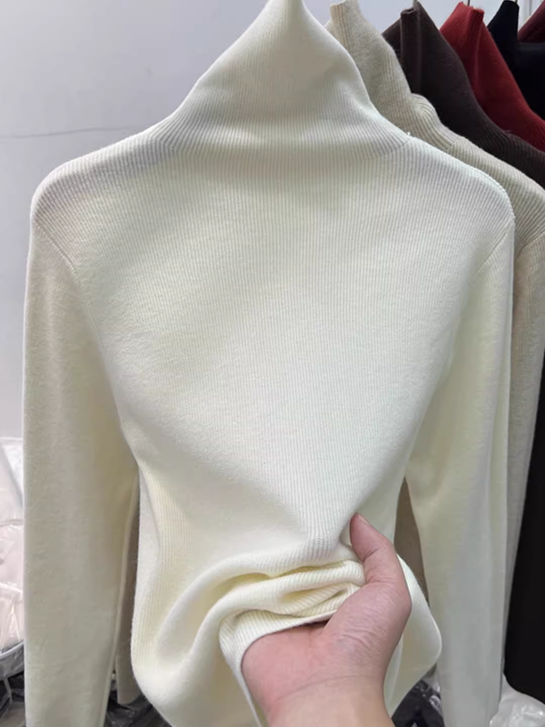 Quần áo nữ giảm giá, áo len cổ cao không nhãn mác, kiểu dáng thu đông mới, áo len ôm dáng, thời thượng.
