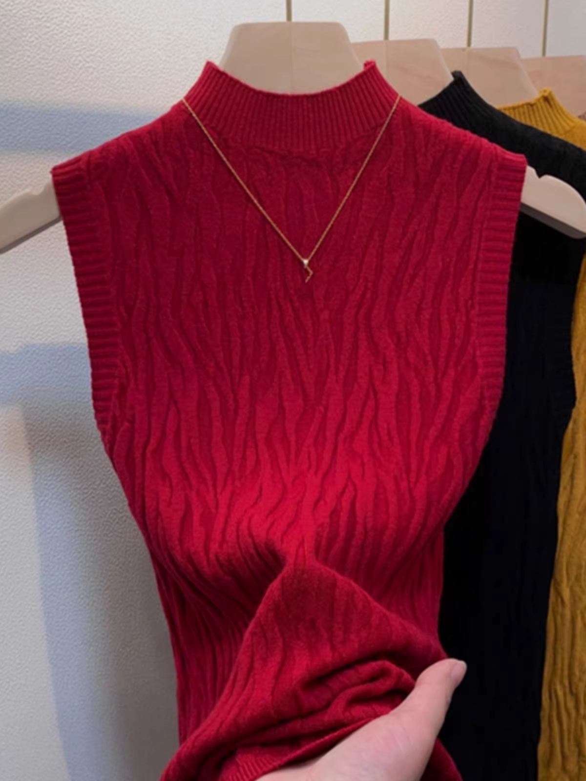 Hàng thanh lý quần áo nữ châu Âu, có mác cắt, áo kiểu dáng độc đáo cổ nửa cao không tay, áo len dệt kim thanh lịch.