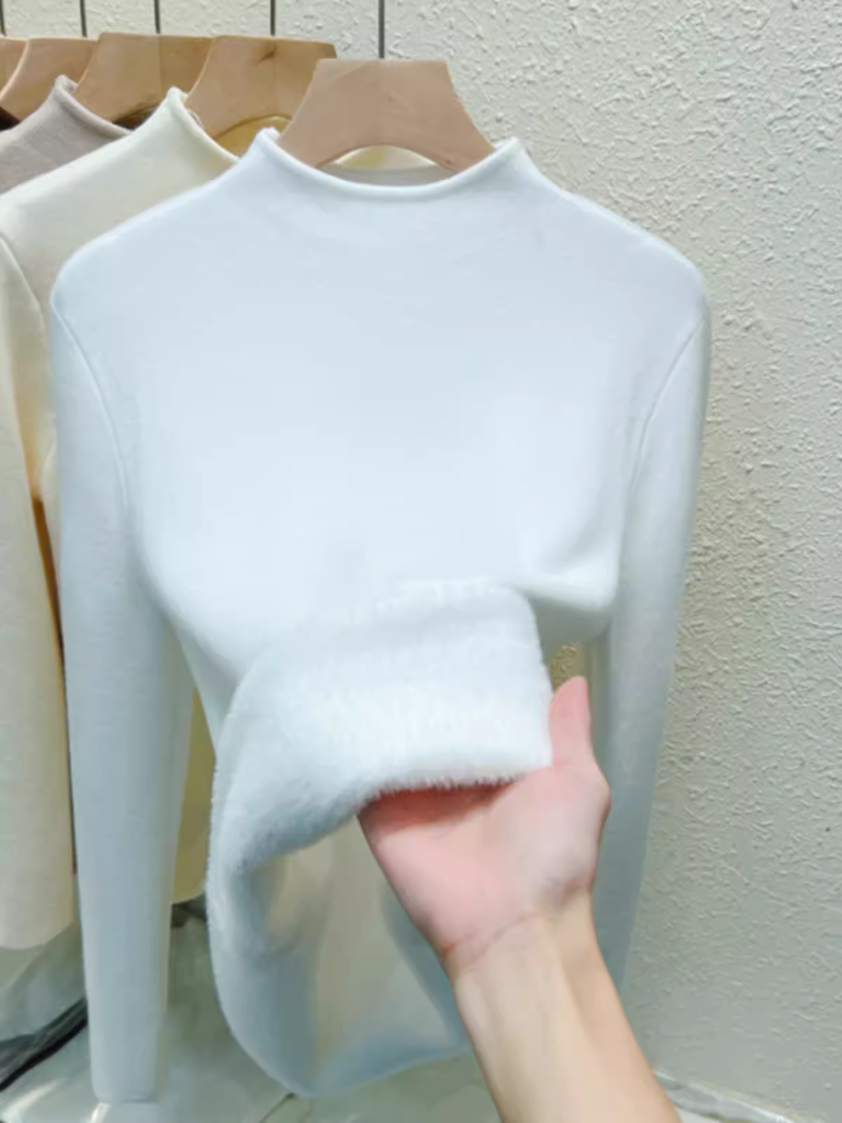 Giảm giá hàng thanh lý quần áo nữ châu Âu, áo len dệt kim cổ cao nửa cổ giảm giá, có lớp lông cừu tích hợp, áo dày dặn mùa thu đông, lớp lót thời trang.