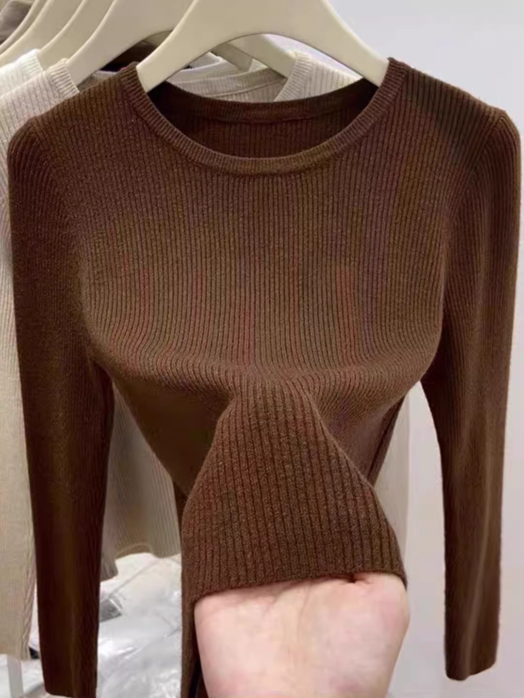 Hàng thanh lý áo len nữ có mác cắt, áo lót dài tay mặc mùa thu đông, áo thun cổ tròn gân mới, kiểu dáng thời thượng.