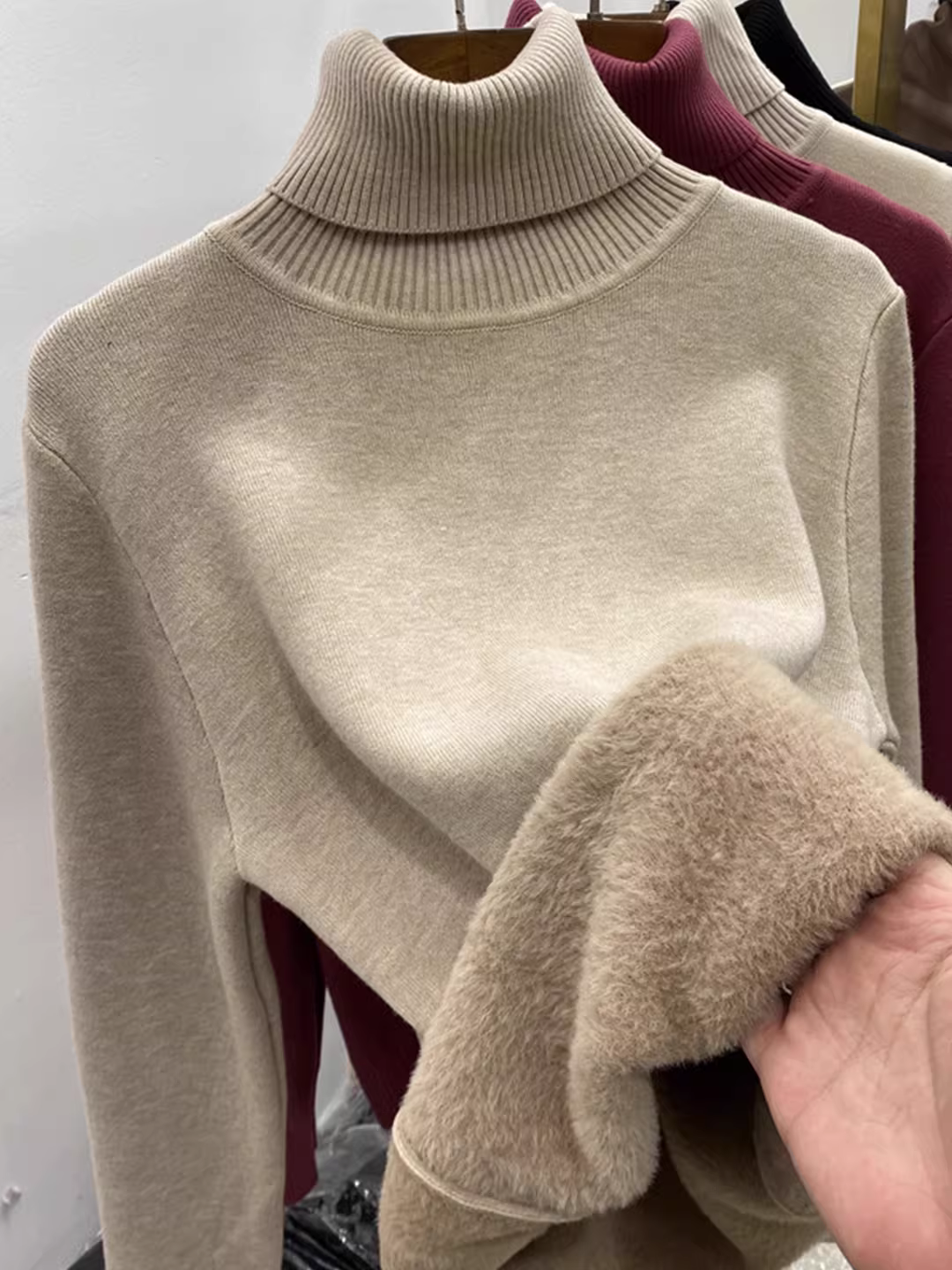 Quần áo nữ giảm giá có thương hiệu, áo len dày có cổ cao có nhãn cắt, lớp trong mùa thu đông, áo lót giữ ấm tích hợp lông cừu, hợp thời trang.