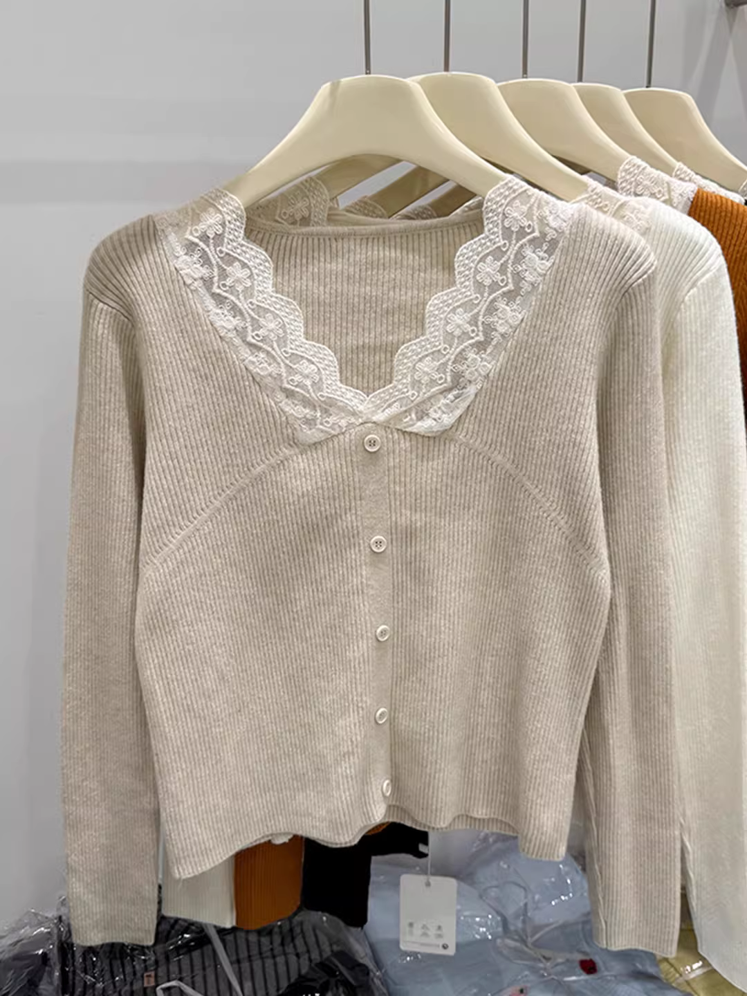 Quần áo nữ giảm giá có thương hiệu, áo sơ mi dệt kim cổ chữ V có nhãn cắt, phối ren, lớp trong mùa thu đông, dáng ôm, áo len giảm béo, hợp thời trang.