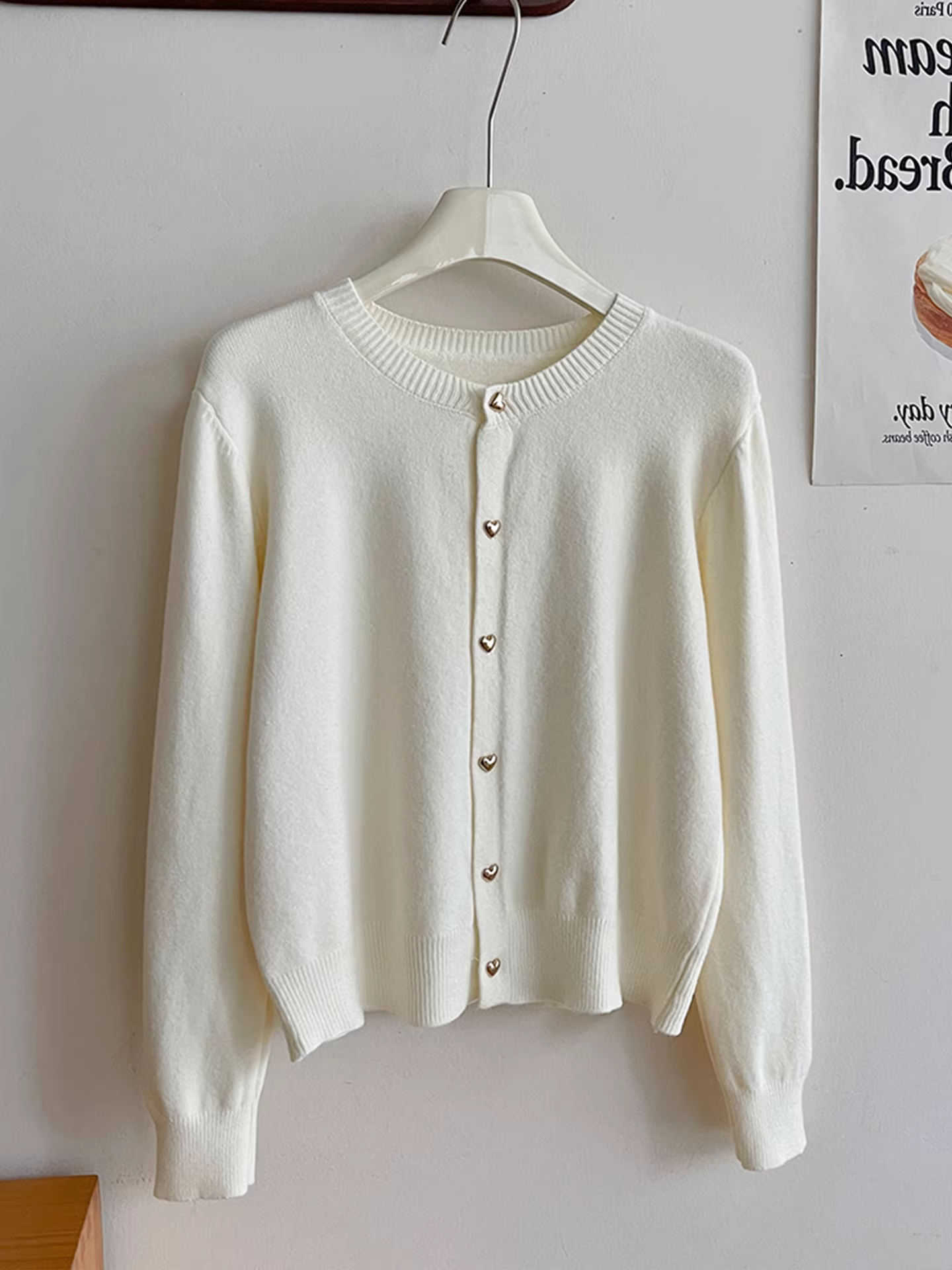 Quần áo nữ giảm giá có thương hiệu, hàng châu Âu cắt mác, áo len đan nút hình trái tim, áo khoác ngoài dáng ôm mới mùa thu đông, hợp thời trang.