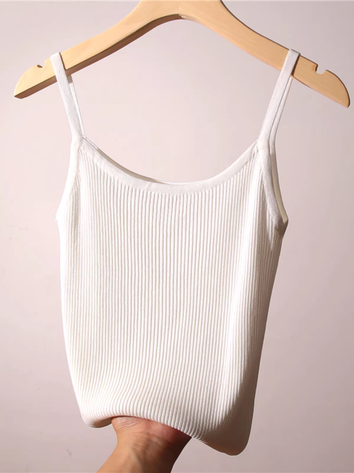 Cửa hàng giảm giá hàng hiệu, quần áo nữ chính hãng, áo camisole cắt nhãn, lớp trong của bộ đồ nữ, lớp lót dệt kim màu vàng, áo khoác ngoài.