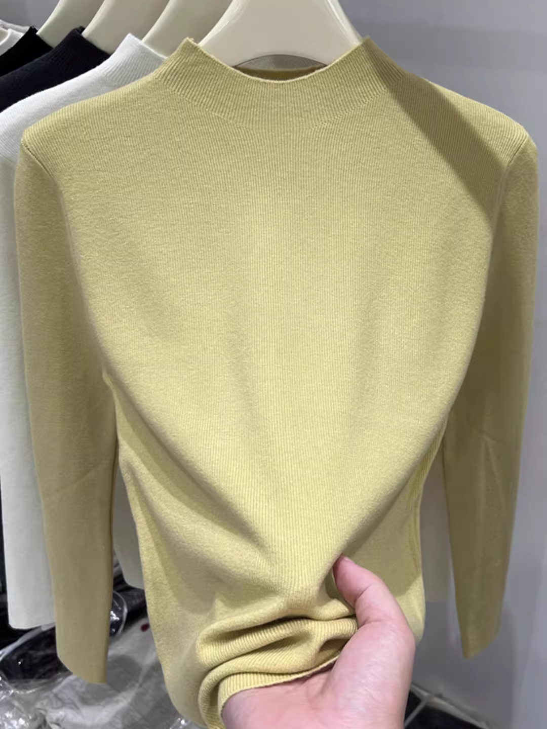 Quần áo nữ giảm giá có thương hiệu, áo sơ mi dệt kim cổ cao nửa cổ có nhãn cắt, lớp bên trong mùa thu đông, áo len cơ bản màu trơn giúp giảm béo.